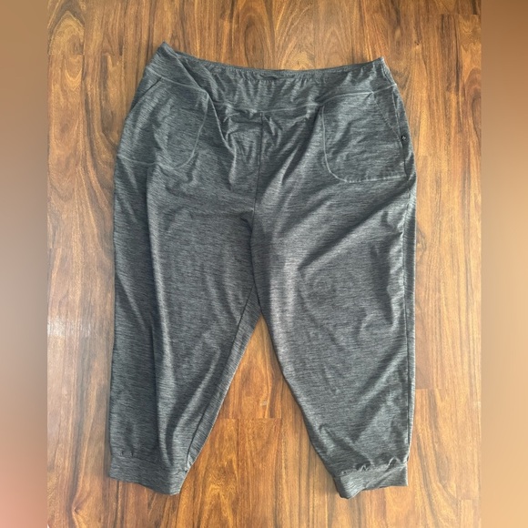 Torrid Happy Camper Gray Cropped active Pants size 5xl - Picture 1 of 3